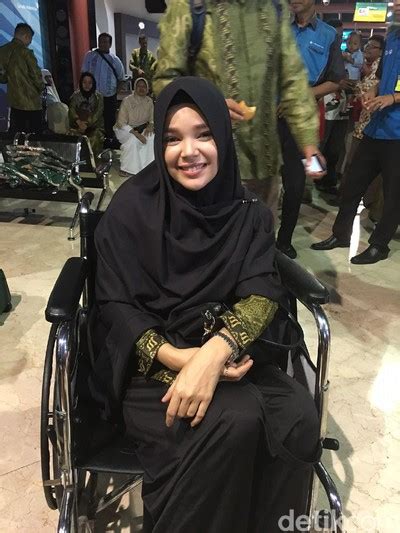 Foto Dewi Sandra Berjilbab Syari Dan Pakai Kursi Roda Sebelum Umrah