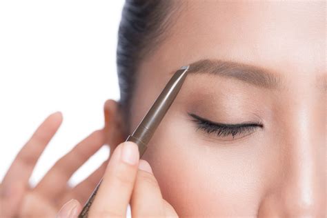 How To Fill In Sparse Eyebrows And More Tips