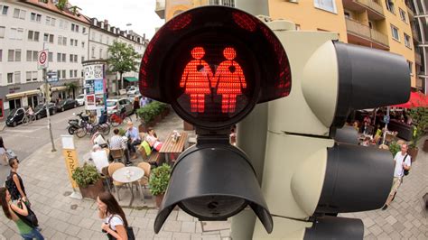 Munich Introduces Same Sex Pedestrian Traffic Signals