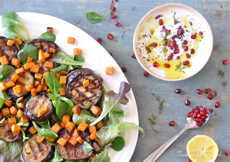 Ottolenghi Geroosterde Aubergine Met Yoghurtdressing Een Salade Variatie