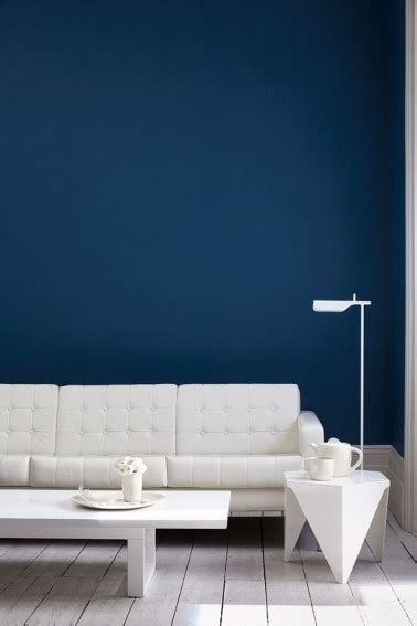 Mur bleu marine | murs bleu foncé, murs bleus, murs bleu. Peinture bleu navy pour révéler la déco d'un salon blanc