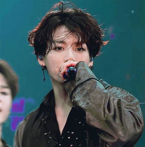 Foto jungkook, jungkook, bts taehyung>. low quality jk on | Jungkook, Oppas, Fotos