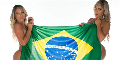 Quand Deux Candidates à Miss Butt Brazil S Amusent Avec Des Vignettes Panini Dh Les Sports