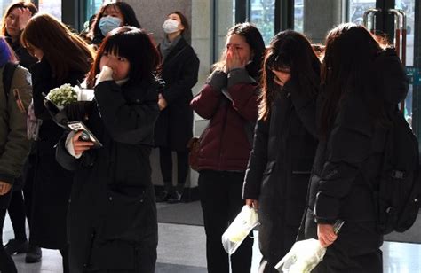K Pop Stars Fans Mourn Death Of Shinees Jonghyun