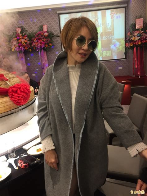 1 day ago · 藝人李㼈的父親李孟聲，於8月20日下午6時過世，享壽85歲，今（29日）下午舉行告別式，年輕時李㼈曾跟黑道混過，是遇到老婆才金盆洗手，現場也來了黑幫人來悼念李爸爸，也因為顧及防疫規定，室內會限制50人參與，現場則採取梅花座，室外300人，室外擺放許多隻靈獅以及多台佛車，預計花費. 李㼈切割岳父醜聞 李芳雯遠距離煲愛老闆2年 - 自由娛樂