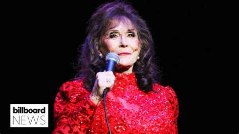 Country Music Icon Loretta Lynn Dies At 90 | Billboard News - YouTube