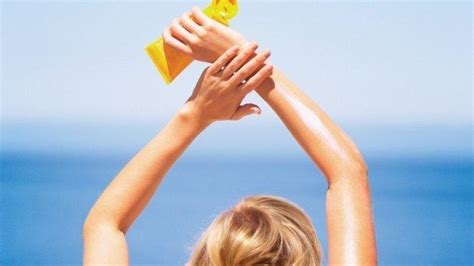 Sunblock dengan tekstur seperti ini cocok untuk wajah berminyak serta. Mengenal Jenis Sunblock dan Cara Penggunaannya, Berapa ...