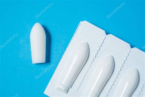 Supositorios Blancos Para Uso Anal O Vaginal Sobre Fondo Azul Velas