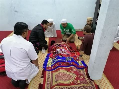 Saya hendak tahu, sekiranya seseorang itu terlewat sikit bangun untuk menunaikan fardhu subuh, tetapi masih jika solat subuh dlakukan selepas 28 minit waktu syuruk, adakah dilakukan dgn niat qada? Rebah Dalam Surau, Lelaki Mening gal Dunia Selepas Solat ...