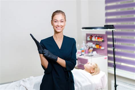 How To Become A Beautician Qualifications Salary Job Role And Training