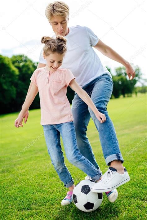 Padre E Hija Jugando Al Fútbol En El Parque 2023