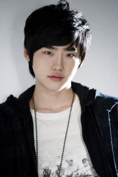 He is very close to the actors yoon kun sang and lee sung kyung. Pin en Favorites.....