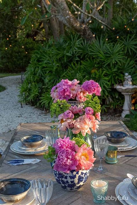 Please read our disclosure policy. Easy Outdoor Summer Table Setting - Ideas & Tips | Summer table settings, Summer tables, Summer ...