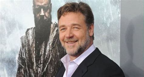 Russell Crowe Kisses Elizabeth Hurley On Tv Show News Nation English