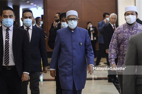 Bagaimanapun, yang dipertua dewan rakyat, datuk azhar azizan harun membuat keputusan tegas dengan menetapkan ahli parlimen hanya layak selepas tamat loceng berkenaan, beliau berkata, pintu akan ditutup manakala ahli parlimen yang masih berada di luar dewan tidak dibenarkan masuk. Gelagat Ahli-Ahli Parlimen Hadir ke Sidang Dewan Rakyat