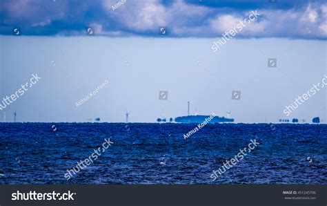 Fata Morgana Mirage Coastline Wind Turbines Foto Stock 451245706