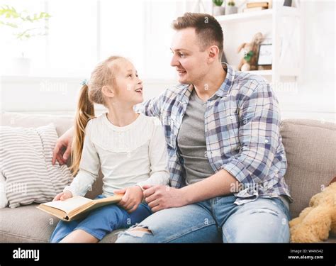 Padre E Hija Hablando De Una Historia Que Leen Fotografía De Stock Alamy