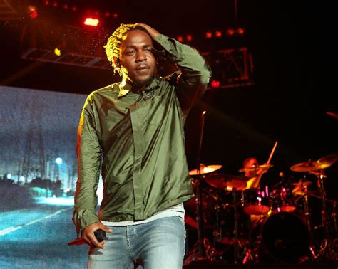 kendrick lamar kicks fan off stage after he pretends to know song