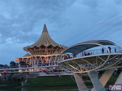 Pelengkap kepada tebingan kuching ini mula dibina pada tahun 2013 dengan kos keseluruhan rm35 juta. Budak Letrik: Jambatan Darul Hana Kuching via Xiaomi Mi A1