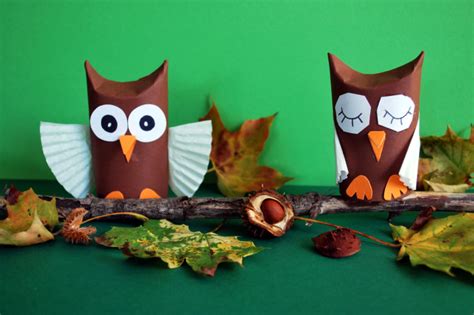Eine eule basteln und den herbst willkommen heißen! Eulen aus Klopapierrollen - Kinderspiele-Welt.de