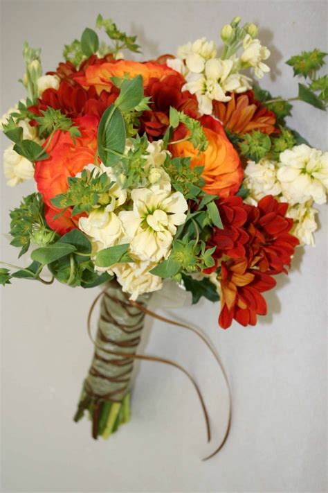 Floral arrangements and bouquets for an autumn wedding should not be limited to fall colors only. 25 Amazing Autumn Wedding Bouquets
