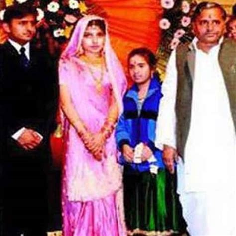 Akhilesh Yadav And Dimple Yadavs Wedding Picture