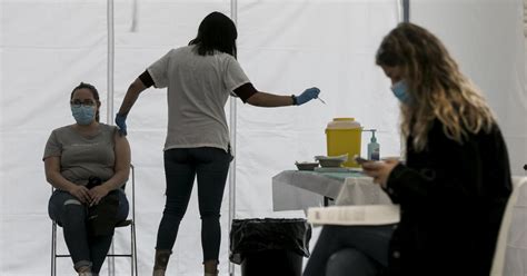 Además, la autoridad destacó que la aplicación de dosis de. Pfizer pedirá autorizar una tercera dosis de su vacuna ...