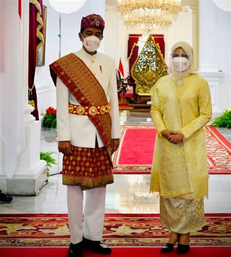 pimpin upacara  istana merdeka presiden jokowi kenakan pakaian adat lampung