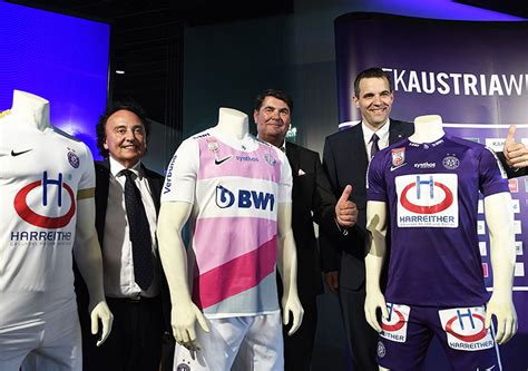 Alex grünwald und young violet leo maros nahmen sich nach dem training zeit und lernten in der alten. Neue Trikots und neues Stadion für Austria - wien.ORF.at