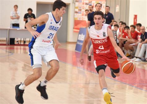بينما منتخب تركيا هو الطرف الثاني في مباراه اليوم من امام منتخب ايطاليا وذلك في اطار مباريات الجوله الاولي من مباريات دور المجموعات لليورو 2020 ، منتخب تركيا استعداد لخوض بطوله الامم الاروروبيه بتحقيق الانتصار علي منتخب مولدوفا وذلك في اخر مباراه وديه لعبها. منتخب تركيا يسحق إسرائيل ويصل إلى دور ربع النهائي في بطولة ...