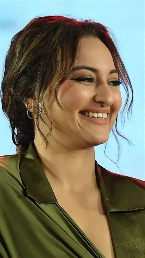 Sonakshi Sinha Beautiful Bollywood Actress Actresses Hair Flowers Quick Style Of Hair