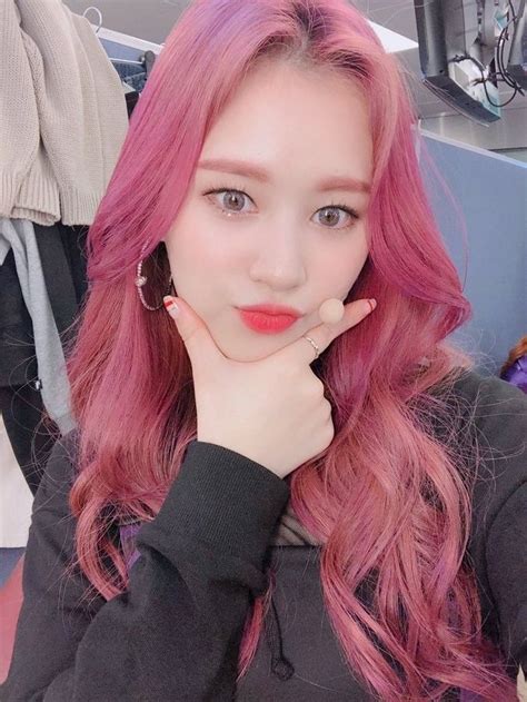 Weki Meki Elly Magenta Hair Pink Hair Dye Dyed Hair Kpop Girl Groups Korean Girl Groups