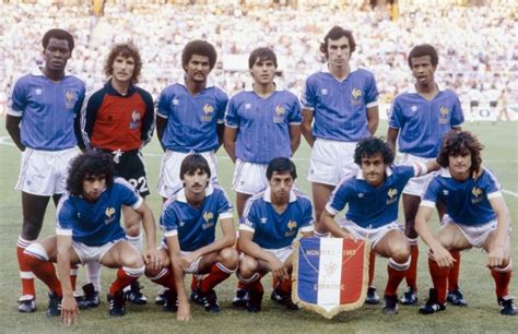Liste des joueurs, remplaçants, postes, numéros, entraîneur et staff. 40 ans de maillots de l'équipe de France en Coupe du Monde