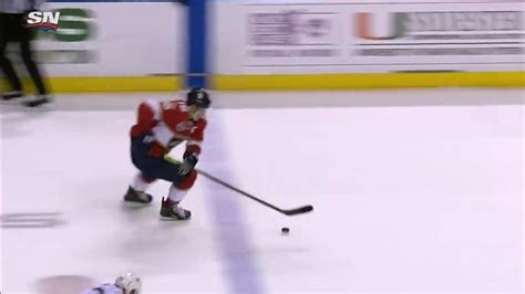 Play md Игрок НХЛ на скорости просунул клюшку между ног и забросил шайбу