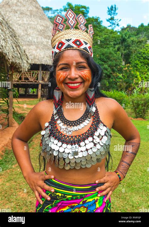 Retrato De Una Mujer Indígena Embera Sonriente Posando Delante De La Vivienda Tradicional En