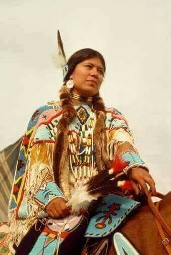 Pin By Osi Lussahatta On Ndn Native American Girls Native American