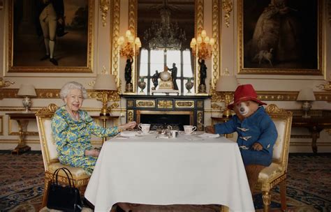 The Queen Meets British Icon Paddington Bear In An Adorable Skit The Hiu