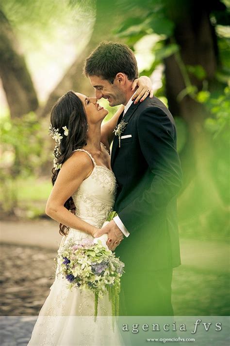 Bendicion a novios en ceremonia boda. www.agenciafvs.com Sesión de novios en los jardines de la ...