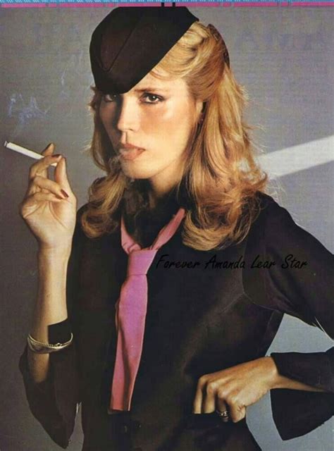 Amanda lear en 1984 publicó su primera biografía oficial, mi vida con dalí, publicado inicialmente en francia bajo el título le dali d'amanda. Amanda Lear un homme ? Elle répond à Régine et fait une ...