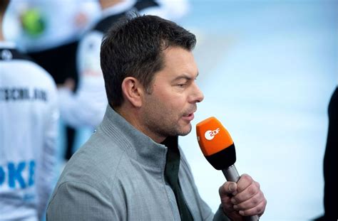 Die besten moderatoren finden sich bei ard und zdf im verborgenen, während die immer präsenten gesichter danebengreifen. Handball-EM: Kuriose Szene: ZDF-Moderator Yorck Polus wird ...