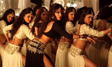 chitrangda singh hot thigh legs shows in golden lehenga in gabbar is back aao raja item song