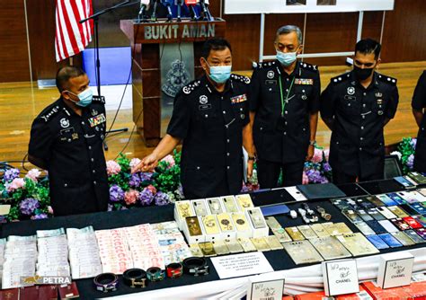 Commissioner hamid, 58, who was the special branch chief, was given the acting duties after taking. Johor police arrest 68 in Geng Nicky bust, 34 cops in ...