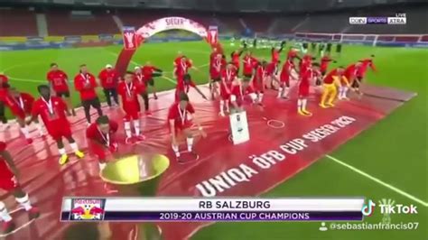 Wenn am samstag red bull salzburg in der 5. RB Salzburg players social distance to lift Austrian Cup ...