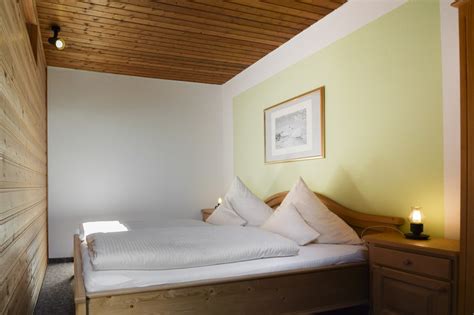 Dort sind wir sehr nett aufgenommen worden. Edelweiß: Ferienwohnungen und Gästezimmer - Haus Moni in ...