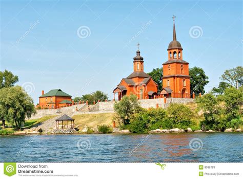 Die karpaten sind die schönste landschaft der ukraine. Rote Kirche In Der Ukrainischen Landschaft Stockfotos ...