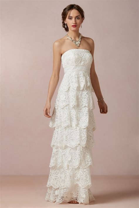 Kastanienbraunes gekräuseltes kleid der frauen, durchsichtige kleidungshülse für das. Perlen, Spitze, Ombre: Romantische Brautkleider von BHLDN