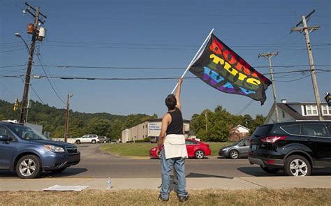 Us Anti Gay Marriage Clerk Kim Davis Appeals Jail Ruling