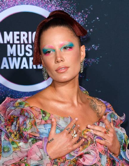 Mujeres Destacan Con Sus Looks En Los American Music Awards 2019