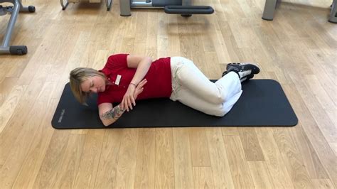 In fact, if you have pain in the front of the shoulder, it usually does not help to stretch the front of the shoulder, but the sleeper stretch. Sleeper Stretch bei Schulterbeschwerden - YouTube