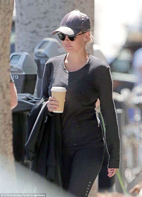 Lara Bingle Reveals Her Slender Post Pregnancy Figure In Tight Gym Gear Daily Mail Online
